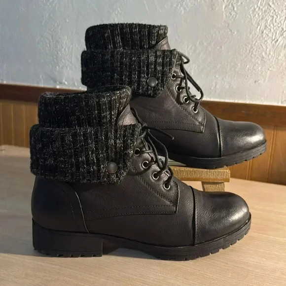 Jessica Cline Black Faux Leather “Karson” booties - Picture 2 of 6